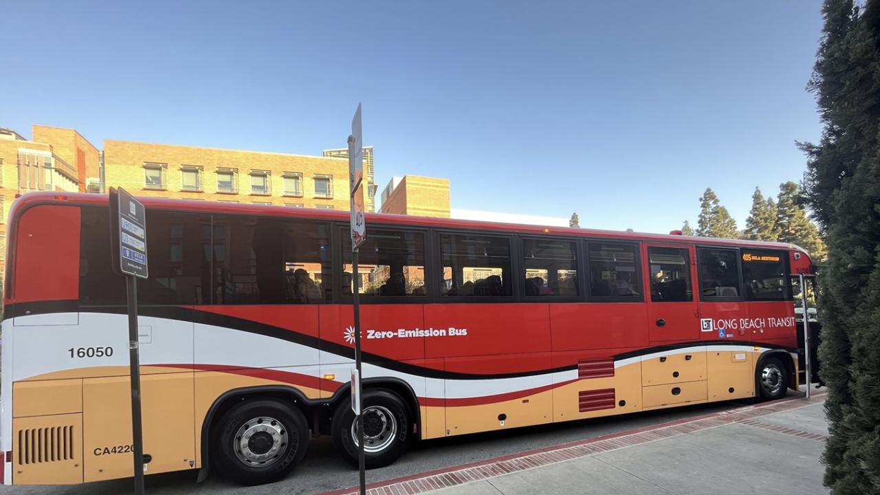 Battery-electric LBT commuter bus
